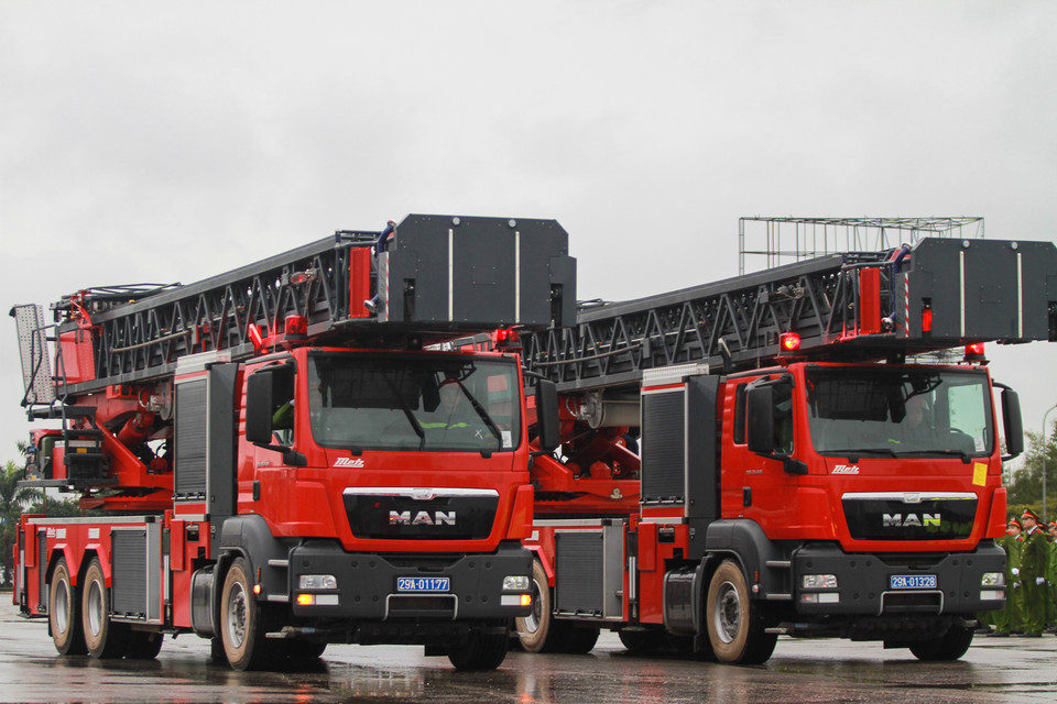 Hai xe thang chữa cháy chuyên dụng có tải trọng 24 tấn, thang xe có thể vươn đến 52 mét phục vụ công tác cứu hộ, cứu nạn. (Ảnh: PV/Vietnam+)