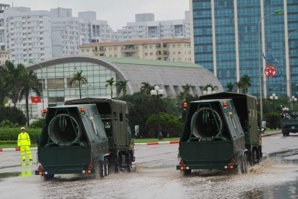 Xe rải dây kẽm gai được trang bị cho lực lượng Cảnh sát Cơ động, cảnh sát đặc nhiệm với mục đích phòng chống gây rối an ninh trật tự. Phương tiện chuyên dụng có toa chứa dây kẽm gai, hệ thống động cơ tời, kéo, rải dây kẽm gai. (Ảnh: PV/Vietnam+)