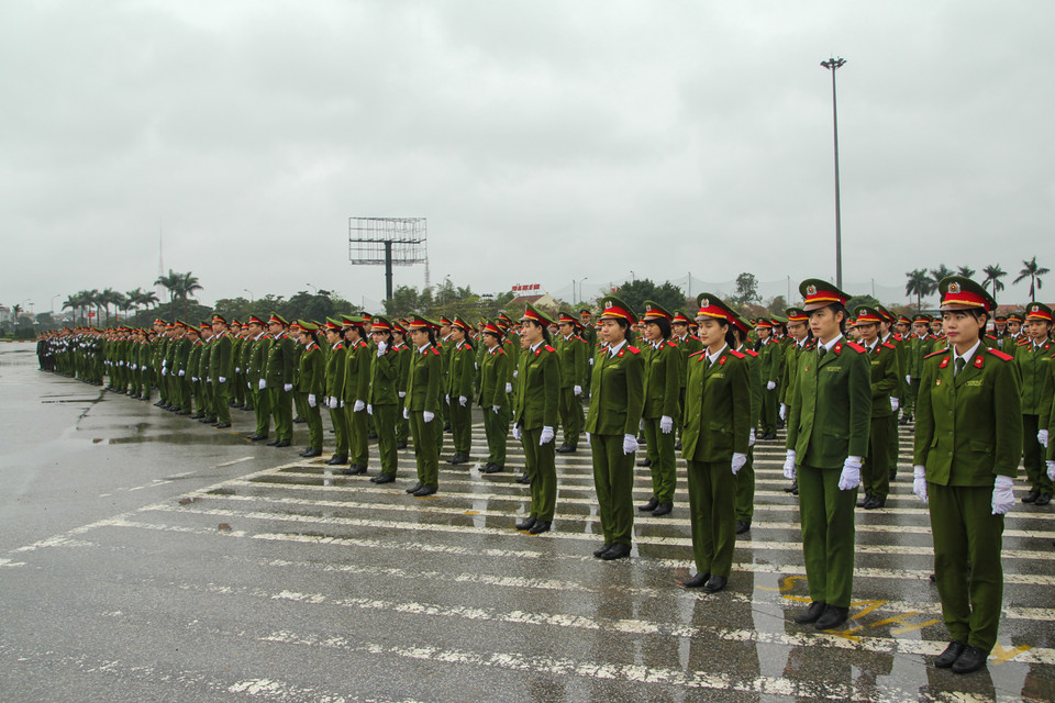 Những học viên nữ xinh xắn cũng được huy động. (Ảnh: Minh Sơn-Sơn Bách/Vietnam+)