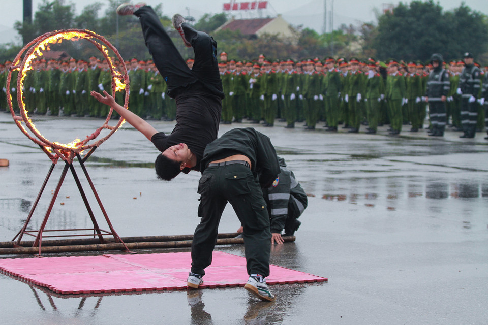 Quật ngã đối phương trong chớp mắt. (Ảnh: Minh Sơn/Vietnam+)