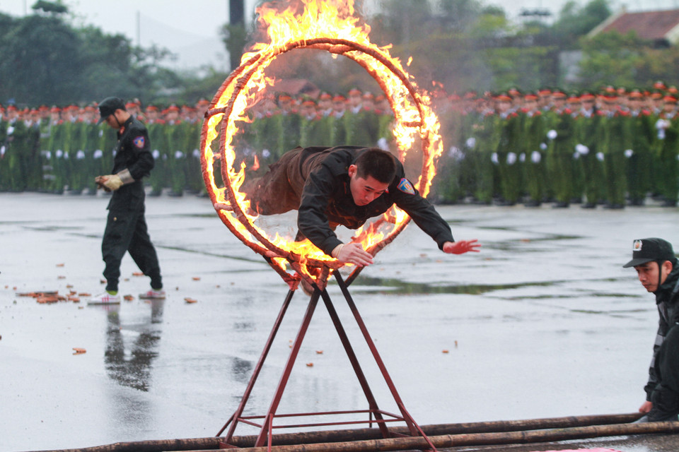 Một pha bay người qua vòng lửa ngoạn mục. (Ảnh: Minh Sơn/Vietnam+)