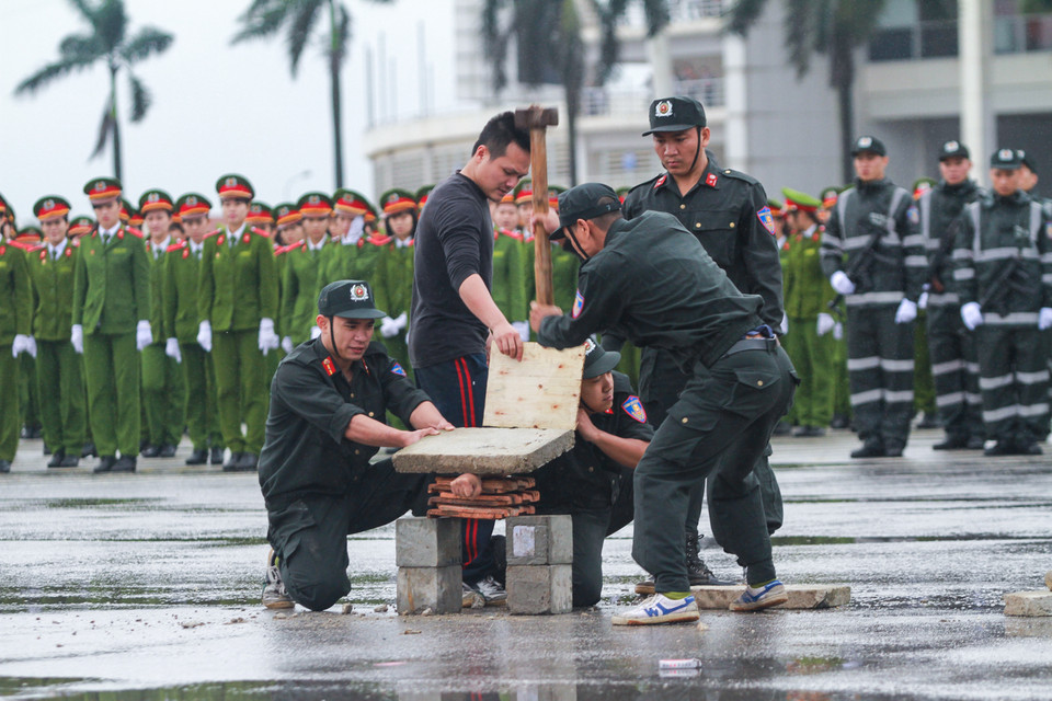 Những màn biểu diễn gay cấn, điêu luyện cho thấy sự lớn mạnh và tinh nhuệ của lực lượng Cảnh sát Cơ động, giúp đảm bảo an ninh trong thời gian diễn ra IPU-132. (Ảnh: Minh Sơn/Vietnam+)