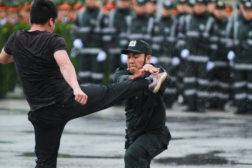 Chiều ngày 24/3, trong buổi lễ xuất quân bảo vệ Đại hội đồng liên minh nghị viện thế giới IPU 132, các chiến sỹ Cảnh sát cơ động đã có những màn trình diễn hết sức đẹp mắt. (Ảnh: Minh Sơn/Vietnam+)