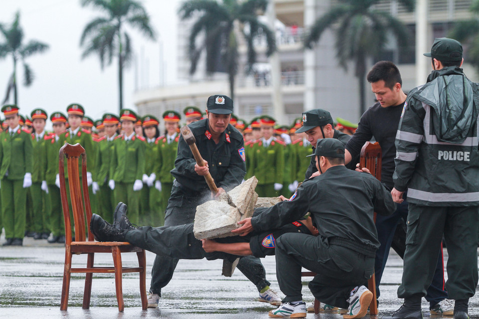 Các chiến sỹ cảnh sát cơ động biểu diễn những kỹ năng trong chiến đấu chống bạo động, khống chế tội phạm, những tuyệt kỹ khí công, chiến đấu đối kháng đáng kinh ngạc. (Ảnh: Minh Sơn/Vietnam+)
