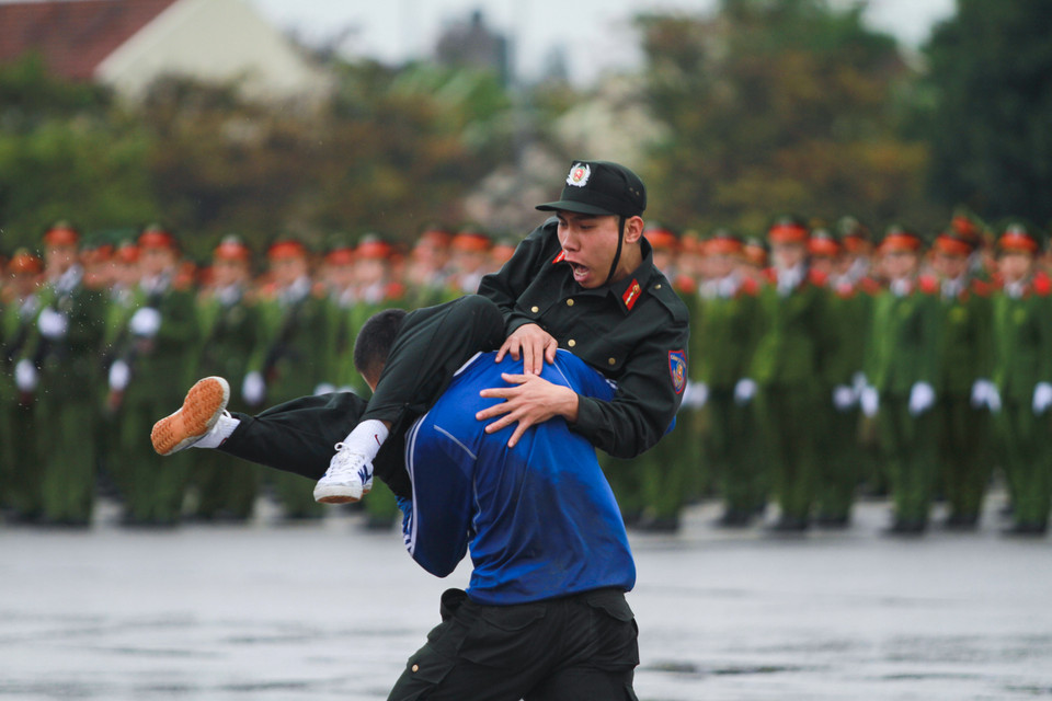 Một pha bay người kẹp cổ đối thủ cực kỳ chuẩn xác. (Ảnh: Minh Sơn/Vietnam+)