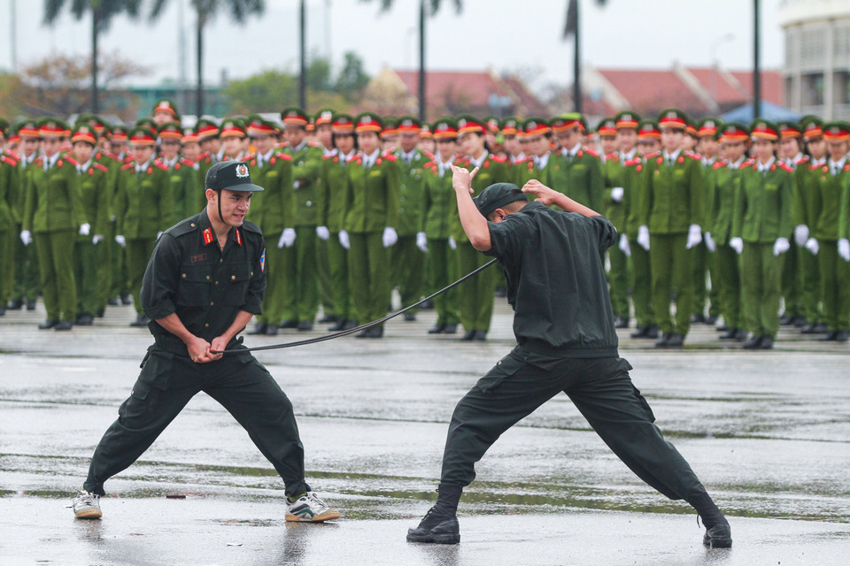 Một phần trình diễn dùng cổ bẻ cong thanh thép hết sức nguy hiểm. (Ảnh: Minh Sơn/Vietnam+)