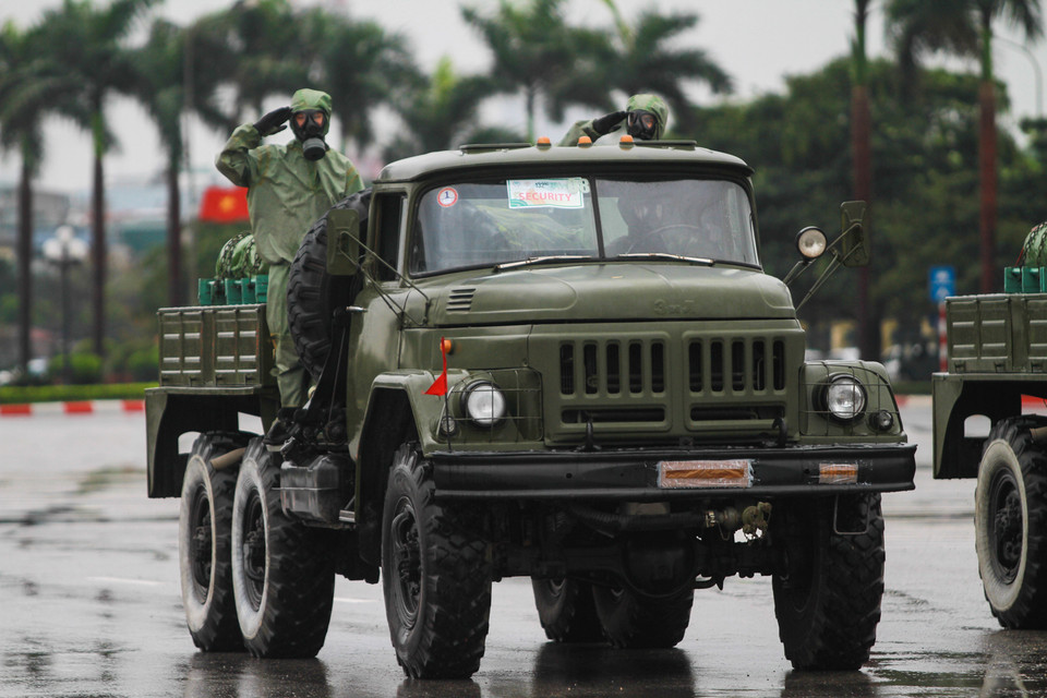 Khối xe Phòng hóa – Bộ Tư lệnh Binh chủng Hóa học – Bộ Quốc phòng gồm các xe trinh sát, phòng xạ hóa học, hạt nhân… làm nhiệm vụ xử lý các tình huống tác chiến phòng thủ có sử dụng vũ khí hóa học, hạt nhân. Xe tiêu tẩy ARS-14 dùng để tiêu độc, tẩy xạ, diệt trùng. (Ảnh: PV/Vietnam+)