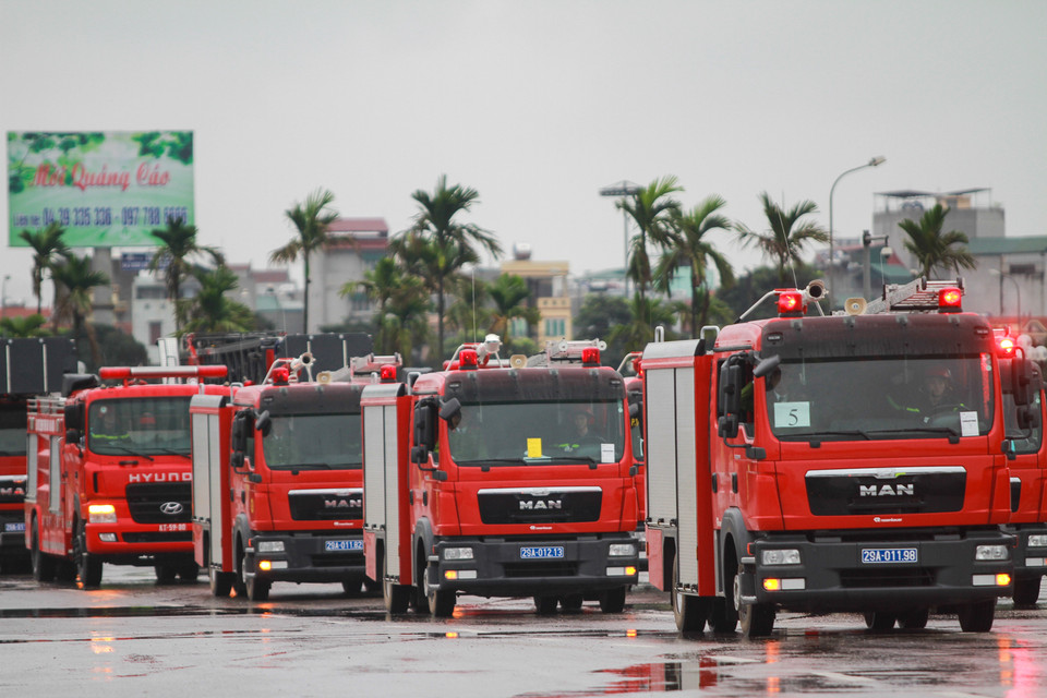 Khối xe Phòng cháy chữa cháy của Cảnh sát PC&amp;CC Thành phố và Bộ Tư lệnh Thủ đô có sức chứa 4000-5000 lít nước và 400 lít bọt chữa cháy có lăng giá trên xe phun bọt với lưu lượng 1200 lít/phút tạo ra các cột nước cao đến 30 mét. (Ảnh: PV/Vietnam+)