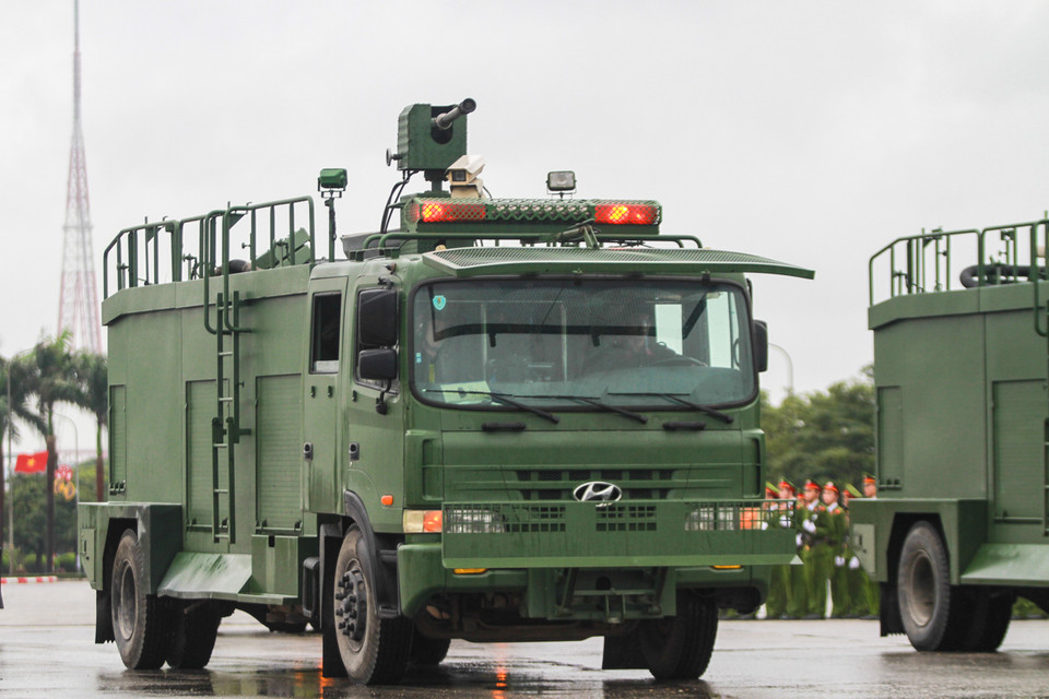 Xe phun nước dùng để xử lý các tình huống gây rối, biểu tình. Xe có dung tích thùng chứa 0,9 mét khối nước, trang bị bơm cao áp, vòi phun tự động với áp lực có thể làm mất sức kháng cự của đối tượng, nhanh chóng chia cắt giải tán đám đông bạo loạn trong thời gian ngắn. (Ảnh: PV/Vietnam+)
