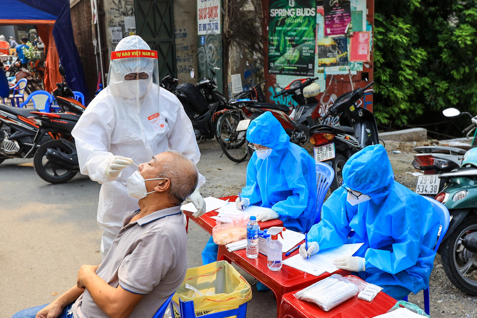 Mỗi một tổ xét nghiệm sẽ gồm đoàn viên của phường và tình nguyện viên cấp thành phố chuyên ngành y, dược tham gia. (Ảnh: Minh Sơn/Vietnam+)