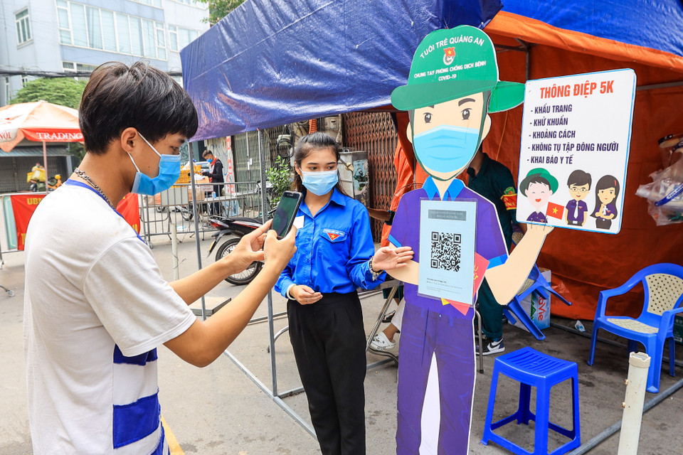 Theo bạn Nguyễn Minh Anh - Phó Bí Thư Đoàn phường Quảng An, trong đợt cao điểm này, Đoàn thanh niên sẽ tăng cường hỗ trợ lực lượng tuyến đầu trong công tác xét nghiệm sàng lọc COVID-19. (Ảnh: Minh Sơn/Vietnam+)