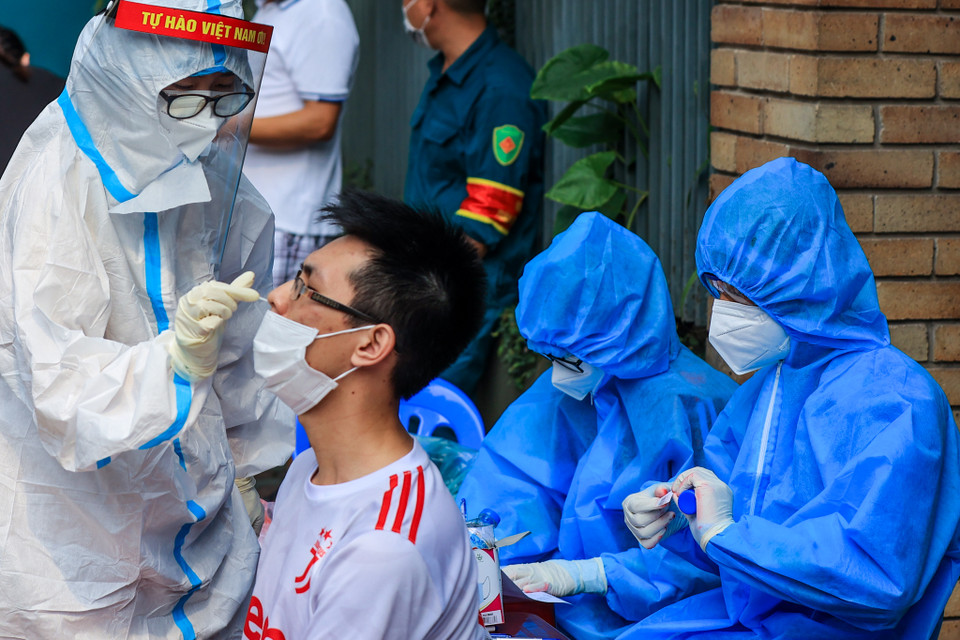 Phong chia sẻ mặc dù đây là công việc khá mệt mỏi nhưng bạn vẫn cảm thấy vui vì đã đóng góp một chút sức lực cho nơi mình đang sinh sống. (Ảnh: Minh Sơn/Vietnam+)