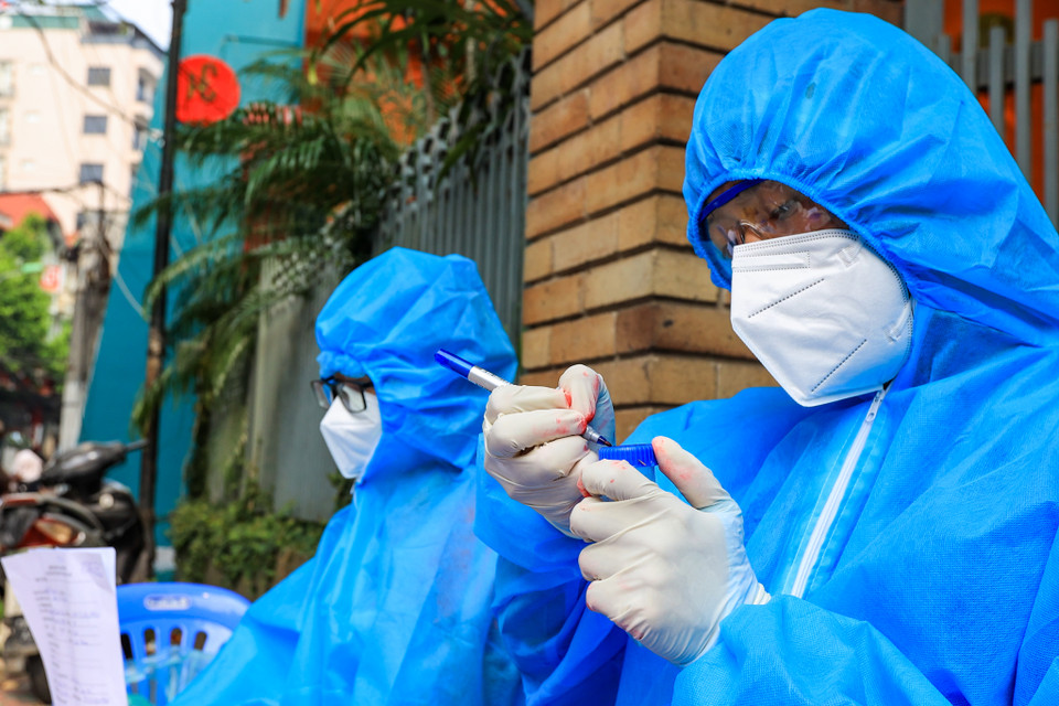 Bạn Nguyễn Hồng Phong (19 tuổi, Hà Nội) là một trong những tình nguyện viên tham gia công tác xét nghiệm. Phong cho biết đã từng tham gia hỗ trợ tiêm tại phường, sau đó tham gia công tác hỗ trợ xét nghiệm và tiêm cho người nước ngoài tại địa bàn phường. (Ảnh: Minh Sơn/Vietnam+)