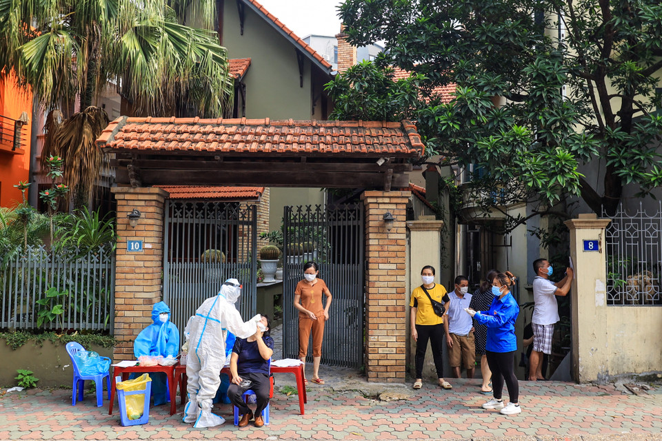 Các tình nguyện viên tổ chức các điểm xét nghiệm lưu động đến từng nhà dân để đảm bảo không bỏ sót một trường hợp nào. Đoàn thành niên cũng tập trung tuyên truyền về xét nghiệm toàn diện và lợi ích của việc tiêm vaccine phòng COVID-19. (Ảnh: Minh Sơn/Vietnam+)