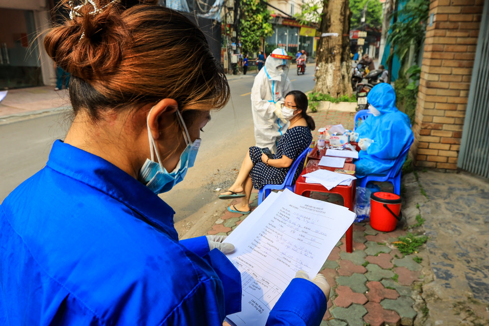 Các tình nguyện viên sẽ thực hiện các nhiệm vụ hỗ trợ công tác tổ chức, lấy mẫu, nhập liệu, hướng dẫn và giúp người dân có thể tự lấy mẫu xét nghiệm theo hướng dẫn của ngành y tế; bảo đảm giãn cách, tránh tập trung đông người trong quá trình lấy mẫu xét nghiệm, hậu cần phục vụ… (Ảnh: Minh Sơn/Vietnam+)