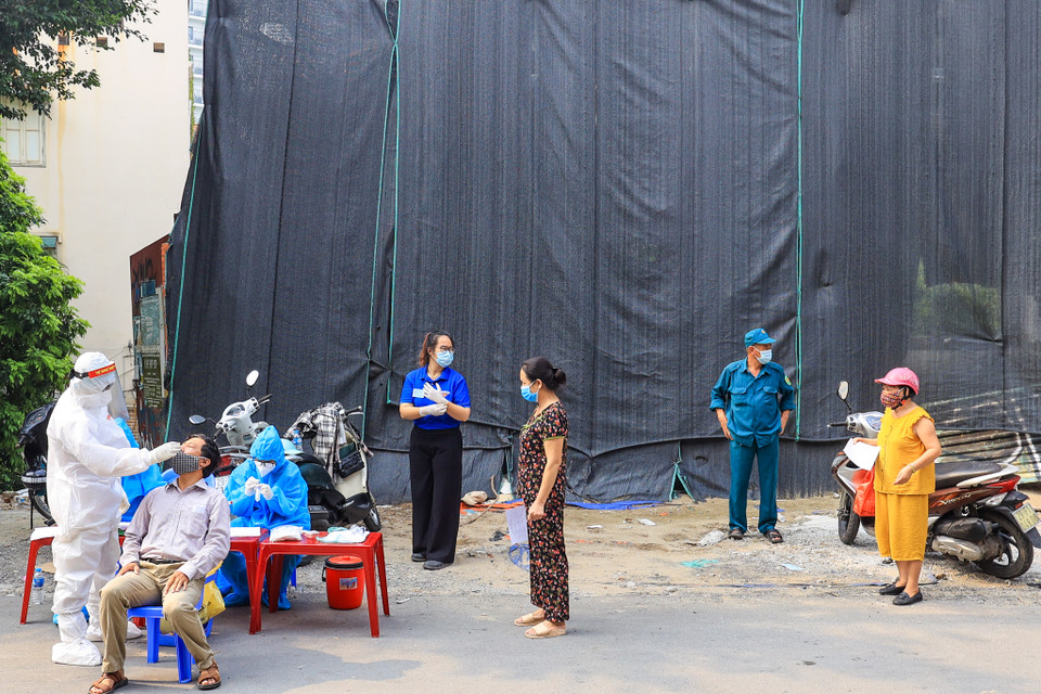 Sáng 13/8, Đoàn thanh niên phường Quảng An (Tây Hồ, Hà Nội) cùng các lực lượng chức năng triển khai xét nghiệm COVID-19 trên khắp địa bàn. (Ảnh: Minh Sơn/Vietnam+)