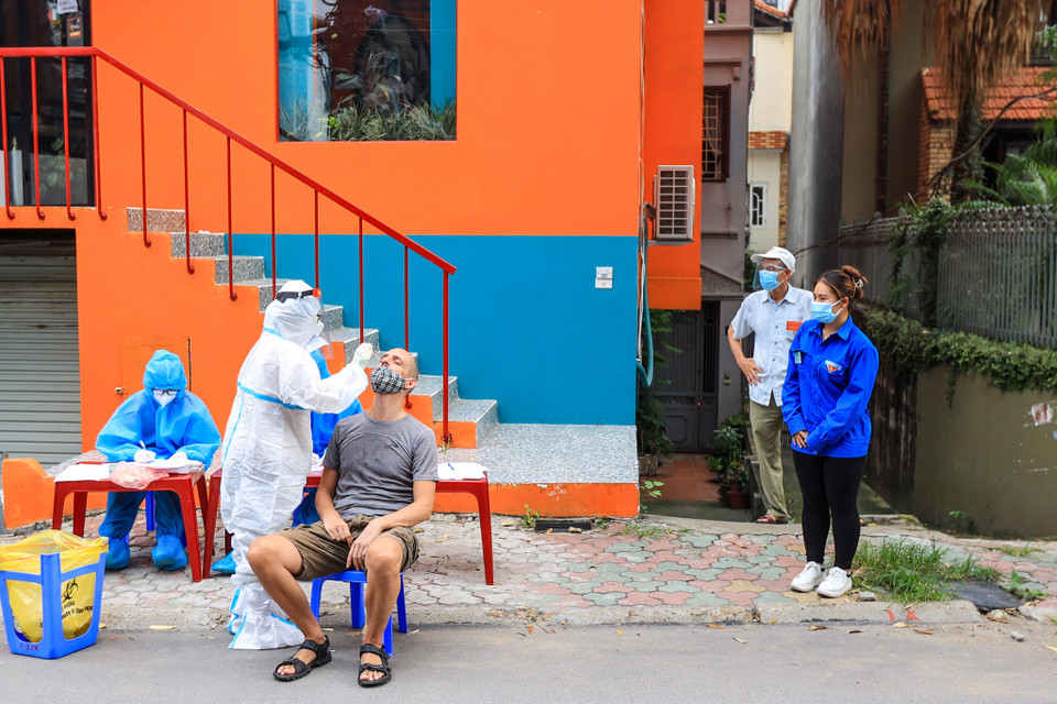 Trong số các tình nguyện viên, có rất nhiều sinh viên Trường Đại học Y Hà Nội đã từng 'chiến đấu' tại Bắc Giang, Bắc Ninh, Bình Dương vừa trở về lập tức xung phong đồng hành chống dịch ở Thủ đô. (Ảnh: Minh Sơn/Vietnam+)