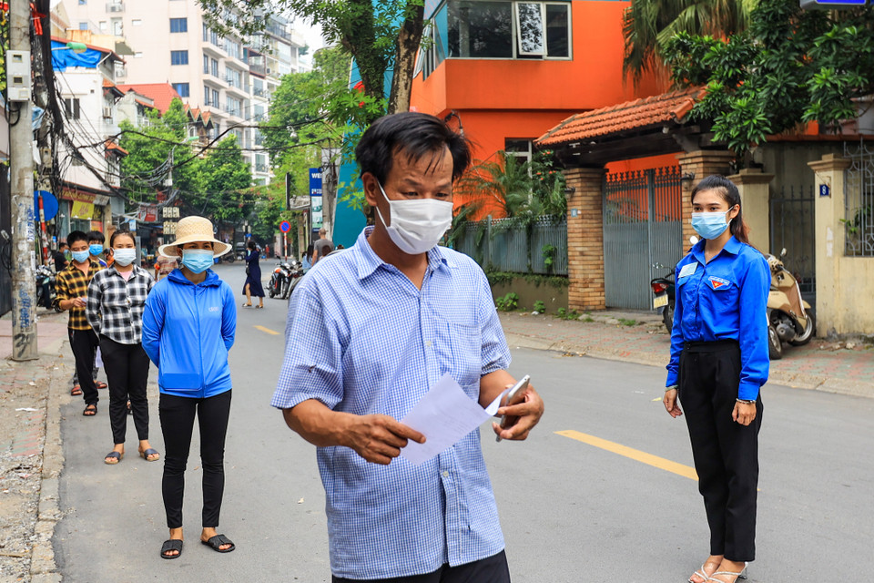 100% đoàn viên của phường đã được tập huấn để đảm bảo thực hiện đúng, đầy đủ, an toàn trước khi triển khai lấy mẫu xét nghiệm cho người dân. (Ảnh: Minh Sơn/Vietnam+)
