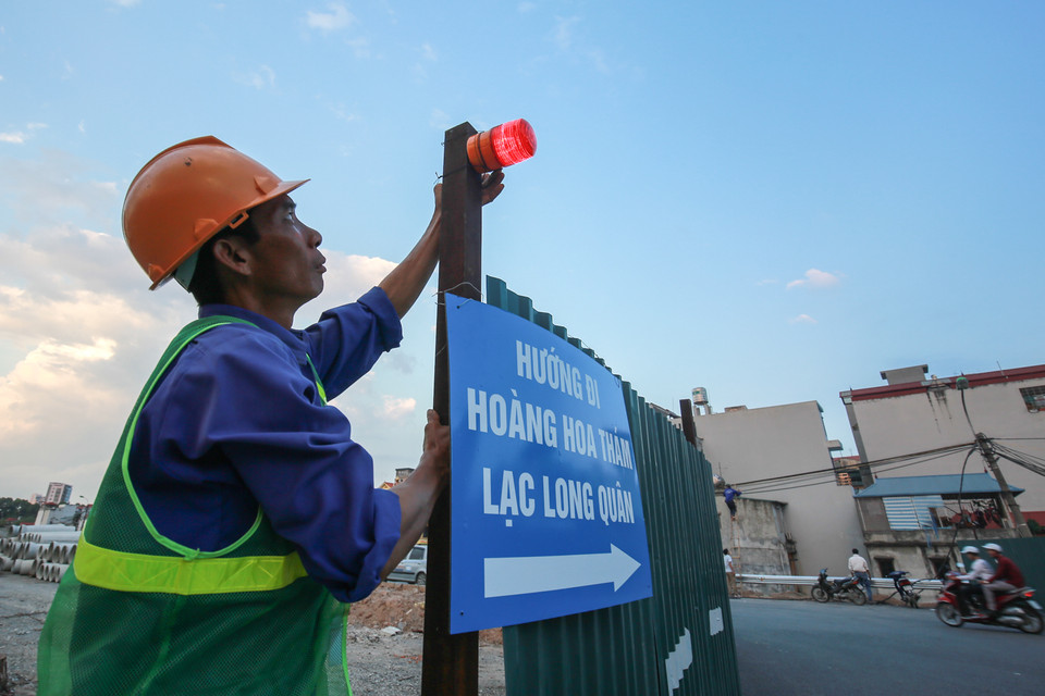 Đơn vị thi công đã lắp đặt đèn báo hiệu và cử một người đứng phụ trách khu vực rào chắn nhắc nhở người dân nếu đi vào. (Ảnh: Minh Sơn/Vietnam+)
