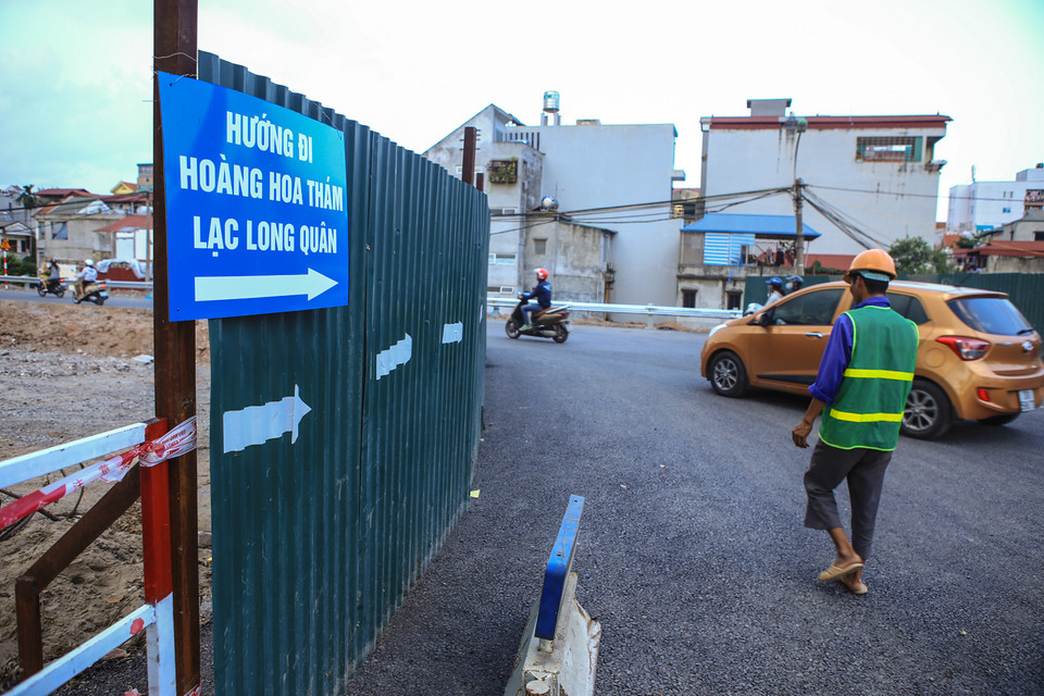 Sau khi rào chắn, các phương tiện (trừ xe khách, xe tải, xe buýt) từ nút giao Đội Cấn có nhu cầu đi Bưởi - Hoàng Hoa Thám sẽ đi theo hướng: Đường Bưởi - đường gom trái (đoạn trước ngõ 462 đường Bưởi) - tuyến đường nhánh N5 - nút Bưởi - Hoàng Hoa Thám. (Ảnh: Minh Sơn/Vietnam+)