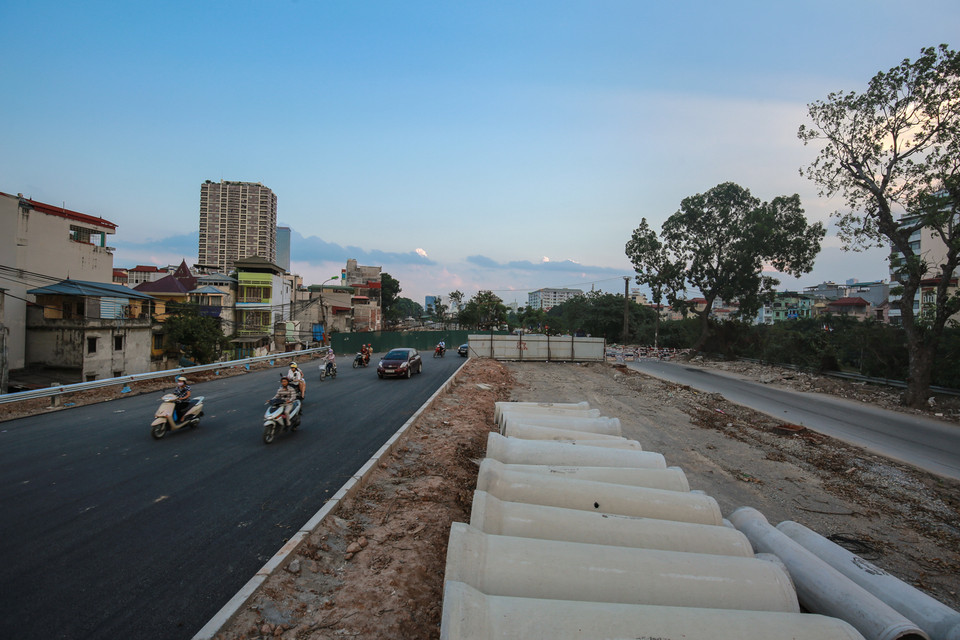 Mặc dù đã có thông báo về thời gian phân luồng giao thông vào ngày 10/11 nhưng phải đến ngày 18/11 mới chính thức thực hiện. (Ảnh: Minh Sơn/Vietnam+)