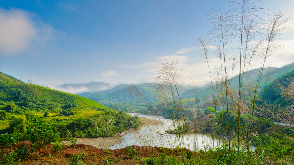 Những dòng sông quanh co uốn lượn như tranh. (Ảnh: Minh Sơn/Vietnam+)