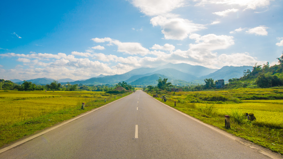 Cách thành phố Hạ Long khoảng 110km, mất khoảng 2 tiếng đồng hồ đi bằng xe máy, những cánh đồng lúa vàng ruộm của huyện Bình Liêu (Quảng Ninh) đã hiện ra trước mắt. (Ảnh: Minh Sơn/Vietnam+)