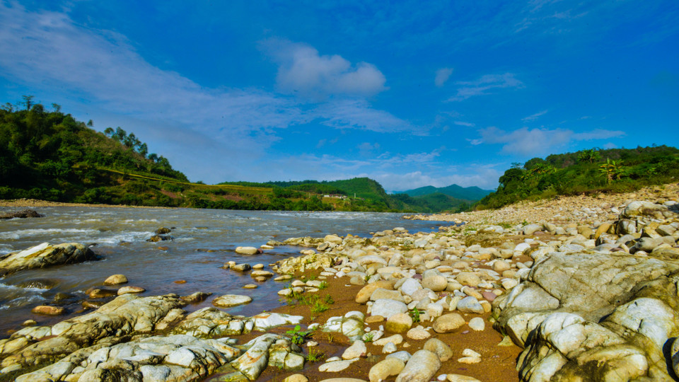 Những con suối trải dài dưới ánh nắng vàng rực rỡ. (Ảnh: Minh Sơn/Vietnam+)