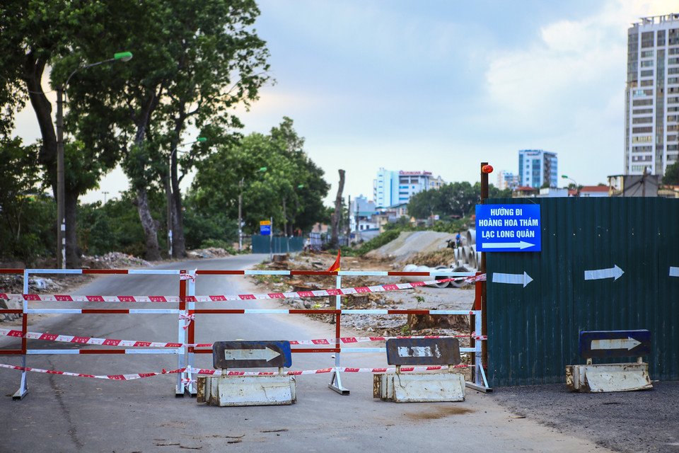 Chiều 18/1 tại khu vực nút giao Bưởi - Hoàng Hoa Thám, đơn vị thi công rào chắn đường Bưởi đoạn trước ngõ 462 và rào chắn lối rẽ từ đường Bưởi và đường Lạc Long Quân xuống đường Hoàng Quốc Việt. (Ảnh: Minh Sơn/Vietnam+)