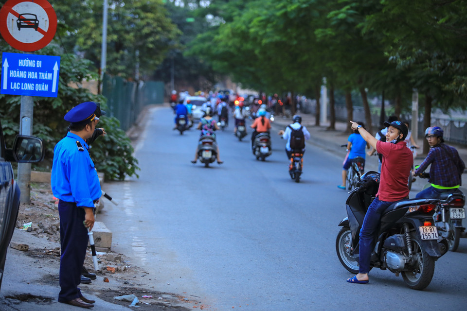 Theo đó người dân muốn đi đường Bưởi sẽ phải đi thêm khoảng 200 mét nữa sẽ đến đường rẽ lên. (Ảnh: Minh Sơn/Vietnam+)