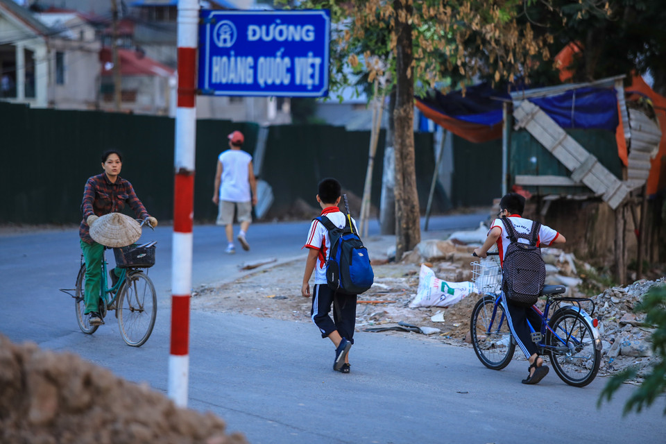 Đường dốc từ Hoàng Quốc Việt rẽ lên đường Bưởi bị rào chắn nên nhiều người tận dụng để di chuyển mỗi khi tắc đường. (Ảnh: Minh Sơn/Vietnam+)