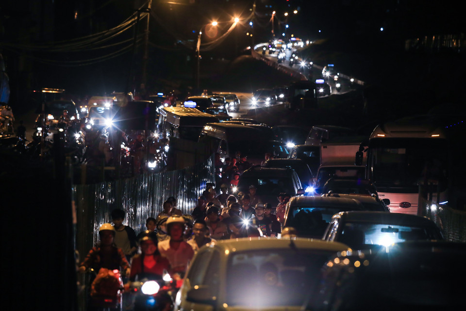 Vào giờ cao điểm xảy ra tình trạng ùn tắc nhẹ. (Ảnh: Minh Sơn/Vietnam+)