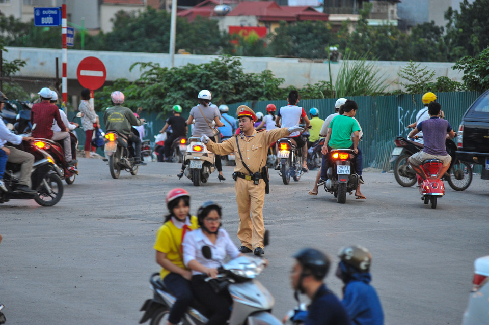 Lực lượng Cảnh sát giao thông rất vất vả để điều khiển các phương tiện tham gia giao thông. (Ảnh: Minh Sơn/Vietnam+)