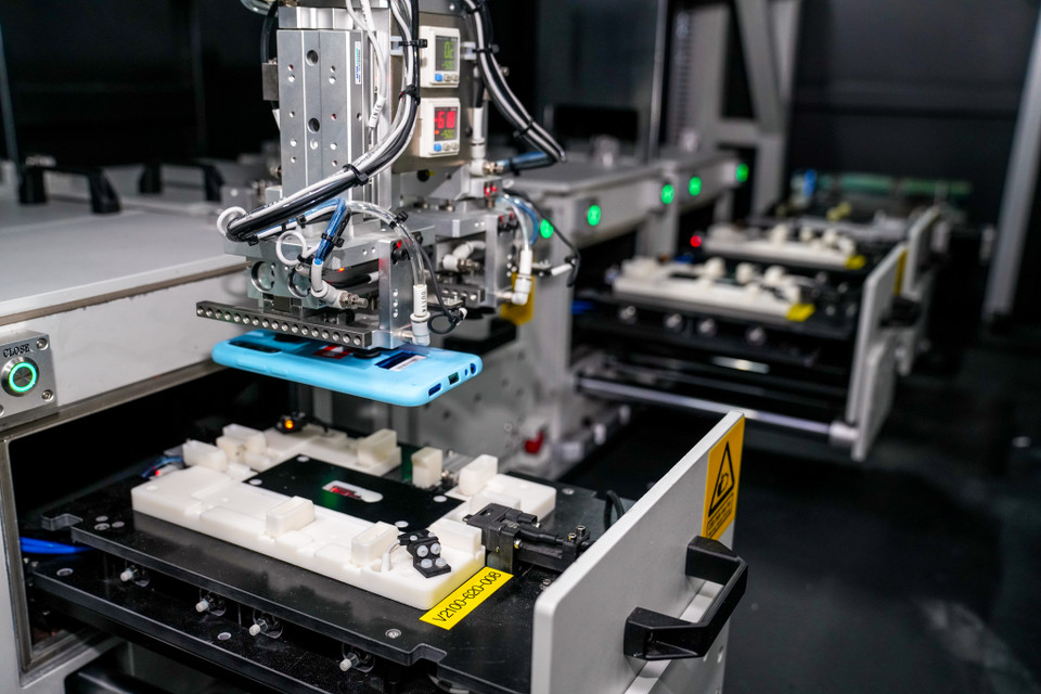 Những cánh tay người máy của robot nhện sẽ thay con người đảm bảo độ chính xác. Trong suốt quá trình, các kỹ sư hầu như chỉ giám sát công việc. (Ảnh: PV/Vietnam+)