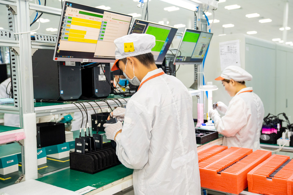 Trả lời câu hỏi của phóng viên VietnamPlus, lãnh đạo VinSmart khẳng định trong chiến lược chinh phục thị trường Mỹ, Aris và Aris Pro là sản phẩm chủ lục. Hiện, VinSmart đang tập trung vào thương mại hóa sản phẩm 5G và Mỹ sẽ là thị trường đầu tiên của các dòng sản phẩm này. 'Khi Việt Nam phủ sóng 5G, chúng tôi sẽ lập tức cung ứng sản phẩm ra thị trường,' lãnh đạo của VinSmart cho hay. (Ảnh: PV/Vietnam+)