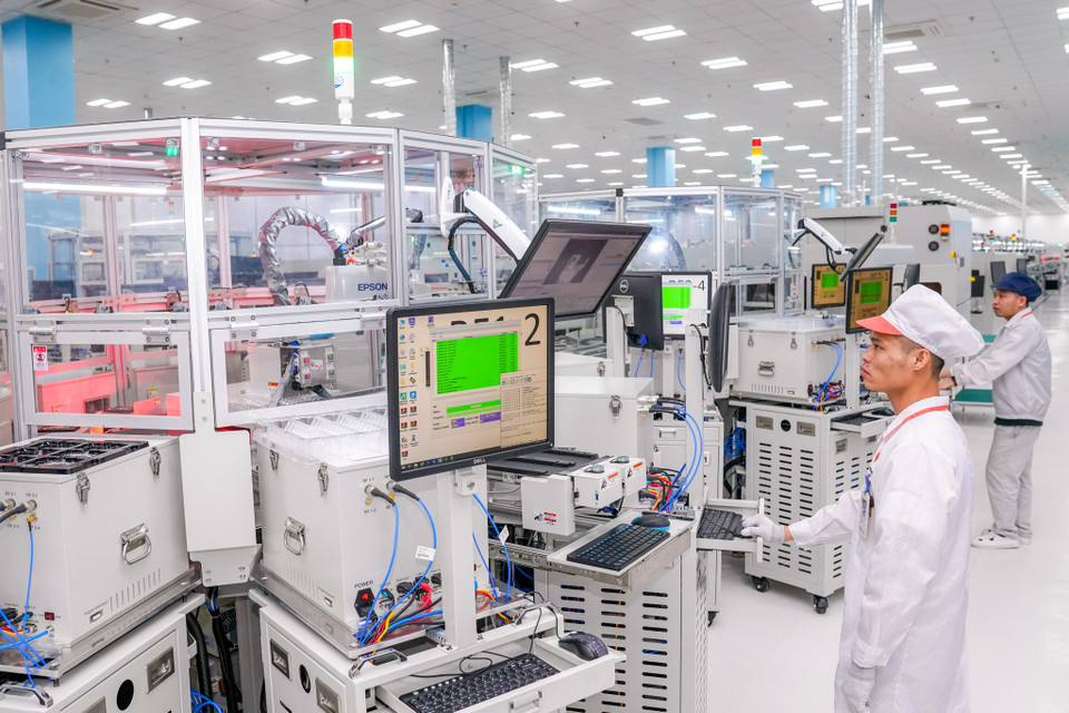 Một trong những hệ thống đáng chú ý của dây chuyền là dàn robot tự động giúp căn chỉnh lại các tham số của máy như sóng, hệ thống wifi,… theo chuẩn hệ thống. (Ảnh: PV/Vietnam+)