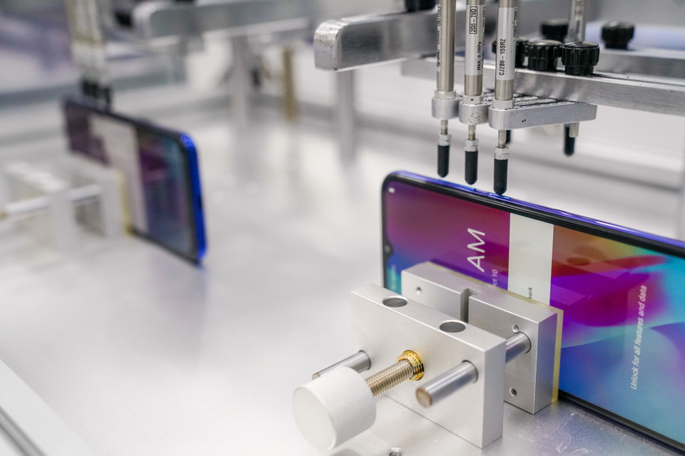 Một trong những bài kiểm tra là test độ bền phím vật lý bằng robot với 200.000 lần thử nghiệm. Nếu phím vẫn hoạt động bình thường, mẫu điện thoại mới đủ điều kiện xuất xưởng. (Ảnh: PV/Vietnam+)