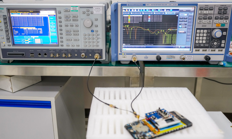 Những điện thoại vượt qua bài loạt kiểm tra của hệ thống robot được đi tiếp tới công đoạn sau. Sản phẩm nếu phát hiện lỗi sẽ bị đẩy sang bộ phận kiểm tra. (Ảnh: PV/Vietnam+)