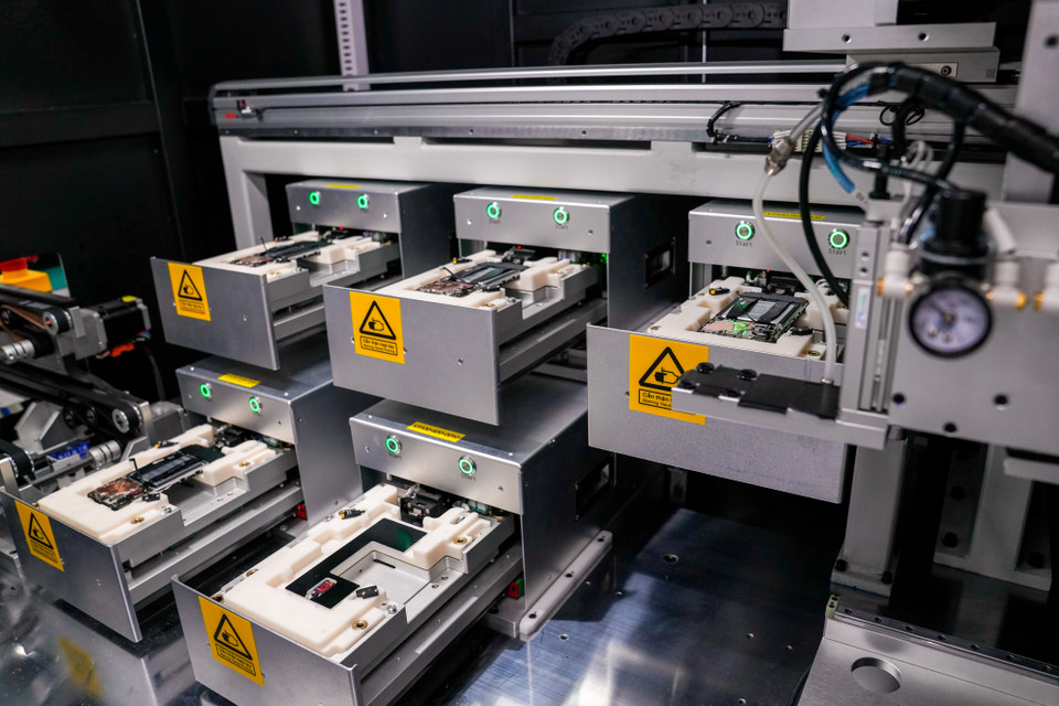 Trong khuôn viên Nhà máy VinSmart, hàng nghìn robot kết nối với nhau đảm nhiệm các phần việc lắp ráp, sản xuất, giảm thiểu sức lao động và lỗi phát sinh. (Ảnh: PV/Vietnam+)