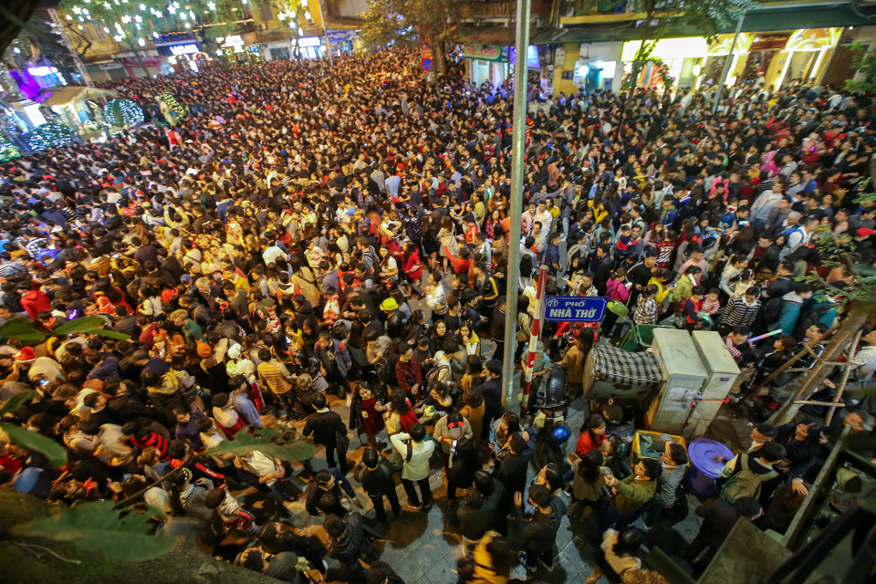Hàng vạn người đã tập trung trước Nhà thờ Lớn để tham dự buổi lễ văn nghệ chào mừng Chúa giáng sinh gây ra tình trạng chen lấn nghẹt thở. (Ảnh: Minh Sơn/Vietnam+)