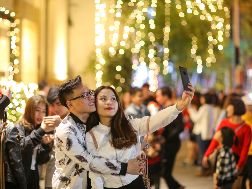 Thời tiết vào ngày Giáng sinh trên cả nước khá đẹp nên lượng người đổ ra đường đi chơi rất đông. (Ảnh: Minh Sơn/Vietnam+)