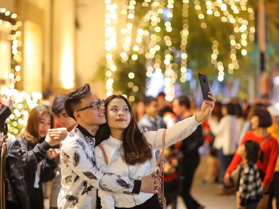 Thời tiết vào ngày Giáng sinh trên cả nước khá đẹp nên lượng người đổ ra đường đi chơi rất đông. (Ảnh: Minh Sơn/Vietnam+)