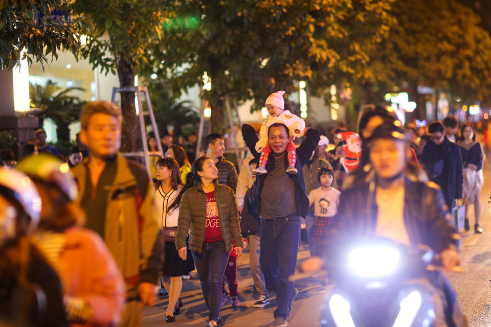 Mặc dù đêm Giáng sinh diễn ra vào đầu tuần nhưng không thể ngăn được dòng người kéo đến khu vực Nhà thờ Lớn mỗi lúc một đông. (Ảnh: Minh Sơn/Vietnam+)