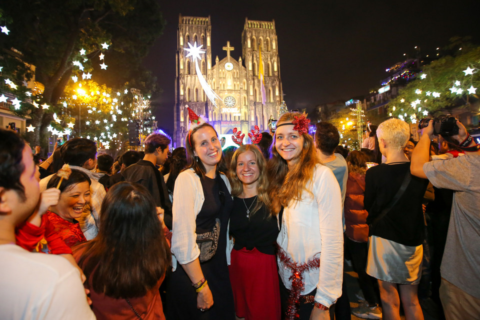 Maria Sachon đến từ Hoa Kỳ và những người bạn của mình tỏ ra hào hứng vì đây là lần đầu tiên được đón Giáng sinh ở Việt Nam. (Ảnh: Minh Sơn/Vietnam+)