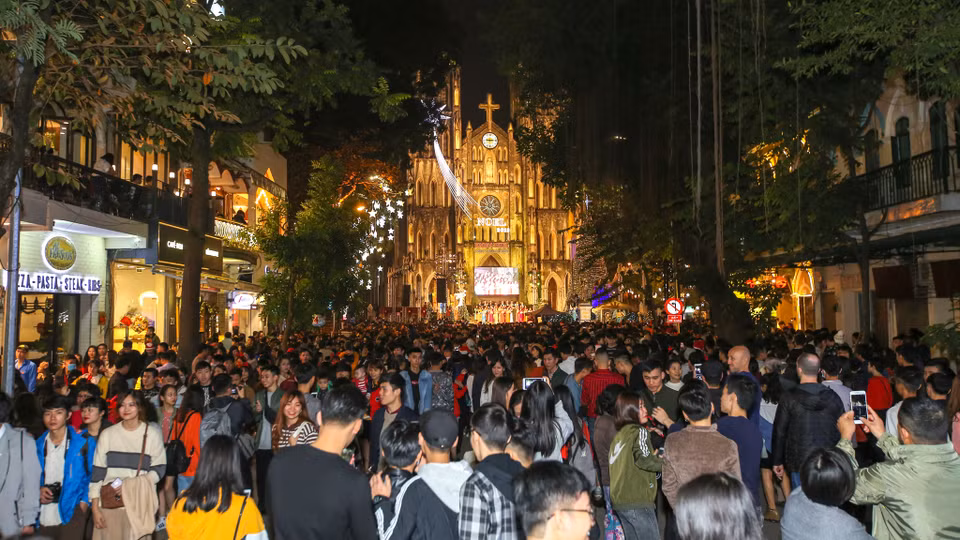 Các tuyến phố đều trang hoàng đèn hoa lung linh, đặc biệt quanh khu vực các nhà thờ như Nhà thờ Lớn, nhà thờ Cửa Bắc…(Ảnh: Minh Sơn/Vietnam+)