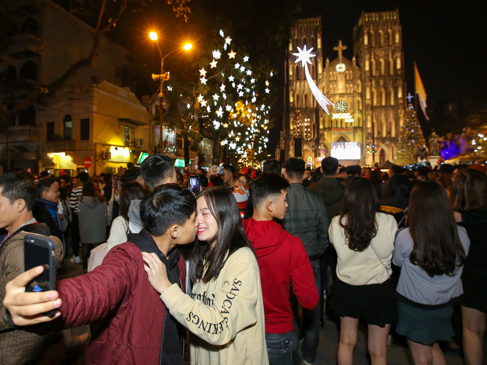 Nhiều cặp đôi đã tranh thủ dịp này để bày tỏ tình cảm của mình. (Ảnh: Minh Sơn/Vietnam+)