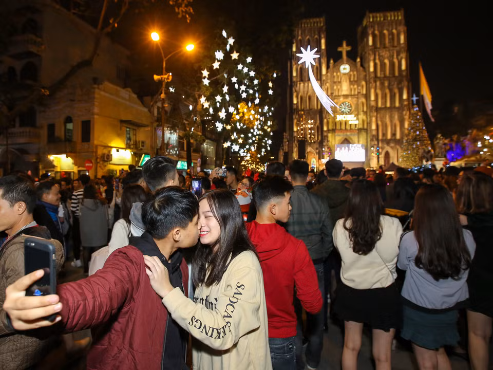 Nhiều cặp đôi đã tranh thủ dịp này để bày tỏ tình cảm của mình. (Ảnh: Minh Sơn/Vietnam+)