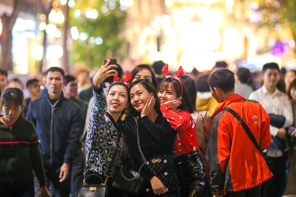 Ngay từ 18 giờ tối, hàng vạn người dân Thủ đô đã đổ về các khu vực Nhà thờ để tham dự lễ Giáng sinh trong niềm vui hân hoan. (Ảnh: Minh Sơn/Vietnam+)