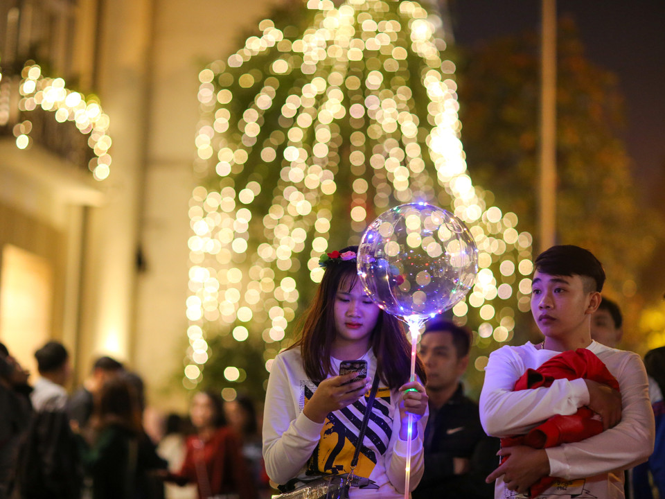Trung tâm Thủ đô càng về khuya đêm Giáng sinh càng đông người hơn. Hình ảnh tại phố Hàng Trống thời điểm 22 giờ đêm. (Ảnh: Minh Sơn/Vietnam+)