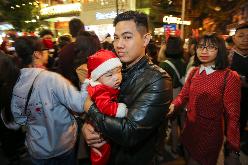 Một gia đình đã phải 'bỏ cuộc' ra về vì tình trạng chen lấn quá khủng khiếp. (Ảnh: Minh Sơn/Vietnam+)